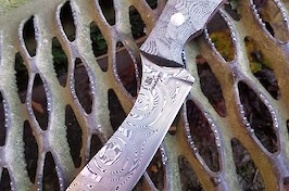 Evo model in grosserosen Damasteel and black canvas micarta Evo model in grosserosen Damasteel and black canvas micarta